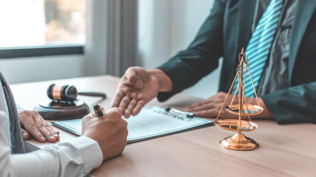 Un apporteur d'affaires en assurance, relisant un contrat avec un avocat