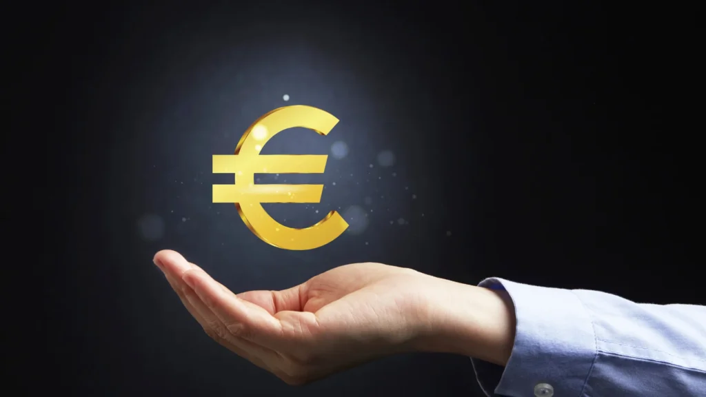 Une main avec un sigle euro flottant au-dessus d'elle, représentant la rémunération d'un apporteur d'affaires en assurance