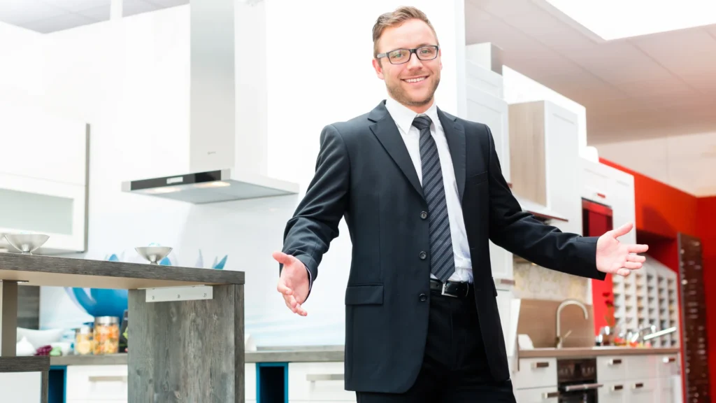 Apporteur d'affaires : avantages et inconvénients, un commercial heureux, illustrant les avantages de l'apport d'affaires.