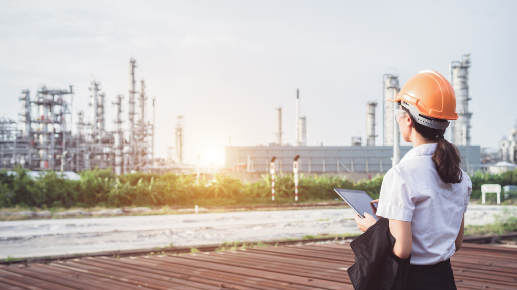 femme qui regarde de loin une usine