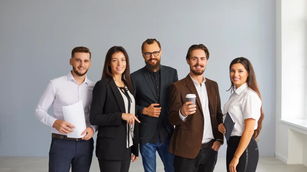 Des hommes et des femmes habillés en vêtements professionnels, représentant la diversité des apporteur en IT