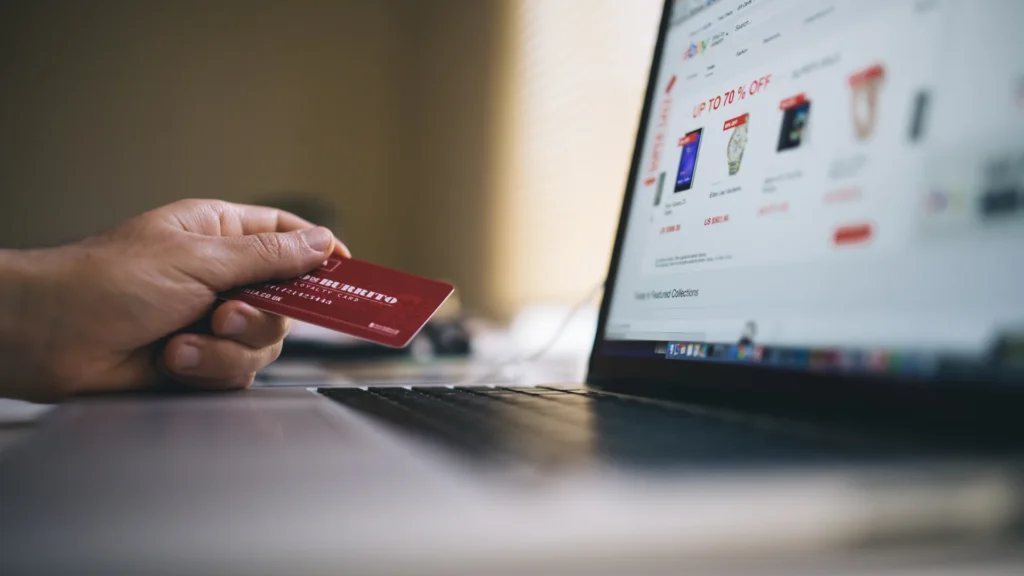 Une main devant un écran d'ordinateur portable, illustrant l'important des plateforme numérique dans l'apport d'affaires.