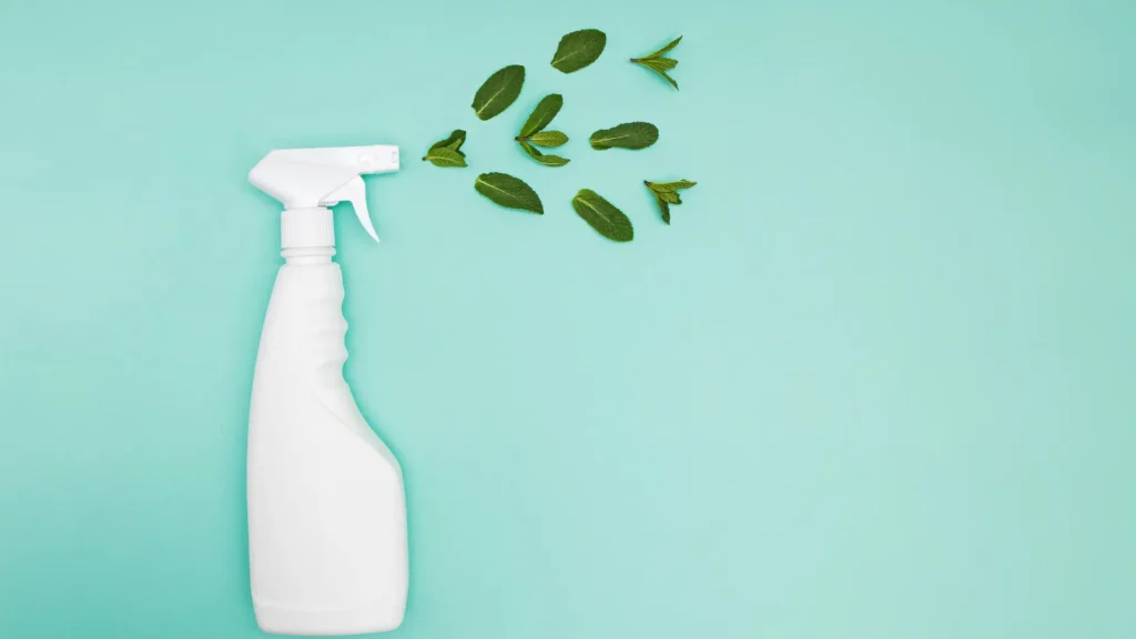 Spray de nettoyage écologique symbolisant les opportunités vertes pour un apporteur d'affaires dans le nettoyage