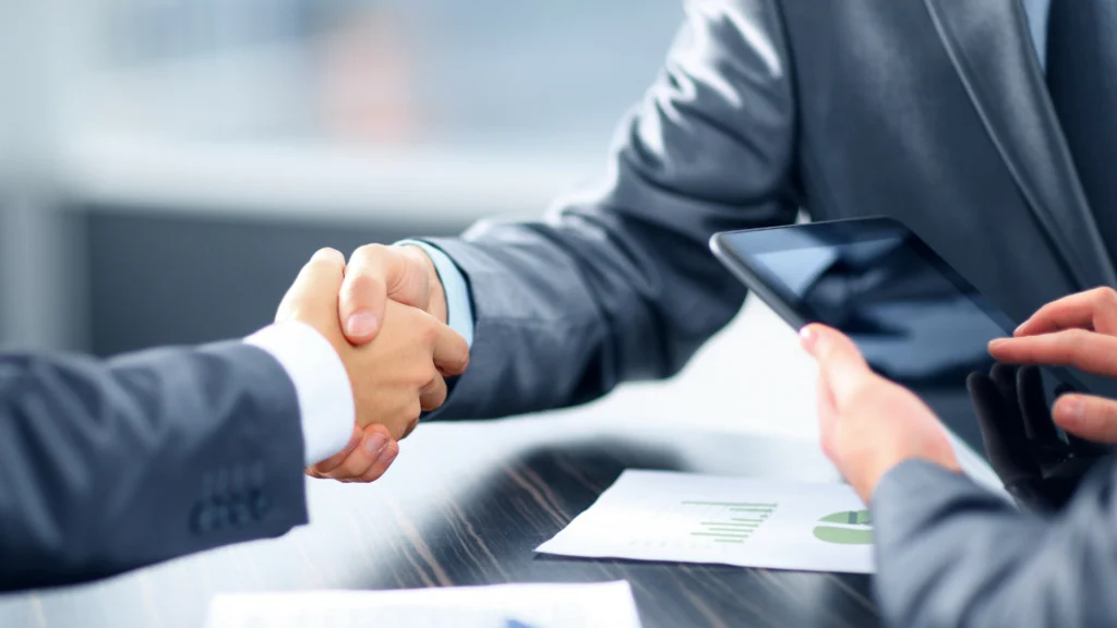 Signature d'un accord de partenariat bancaire