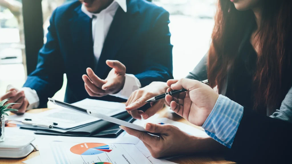 Réunion professionnelle avec tablette et graphiques