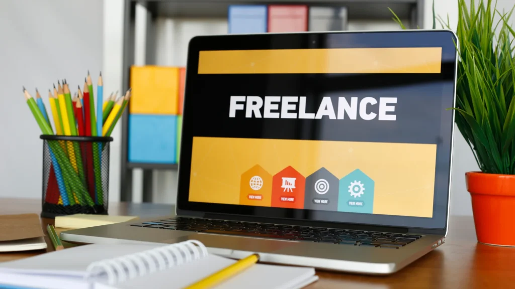 Photo d'un ordinateur avec une plateforme de freelance sur l'écran pour illustrer la possibilité d'y trouver un apporteur d'affaires